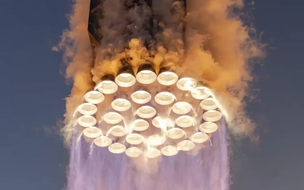 Man Captures SpaceX Catching Rocket from Space Using a 17,000 Lens